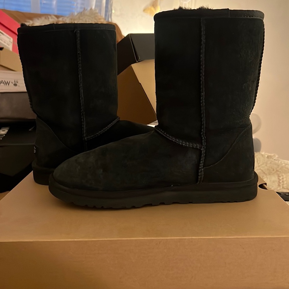 black UGGs Classic short